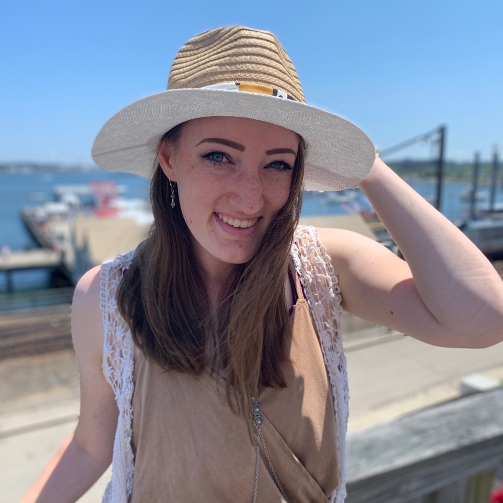 Meet your Posher, Caitlin